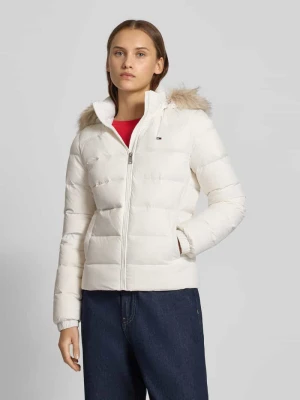 Kurtka puchowa o kroju shaped fit z wyhaftowanym logo Tommy Jeans
