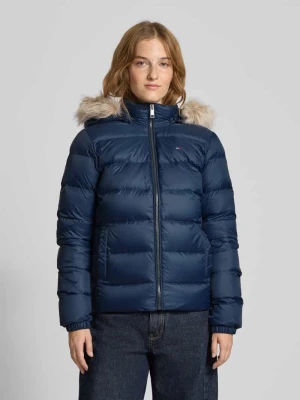 Kurtka puchowa o kroju shaped fit z wyhaftowanym logo Tommy Jeans