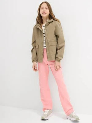 Kurtka twillowa z naszywanymi kieszeniami i kapturem bonprix