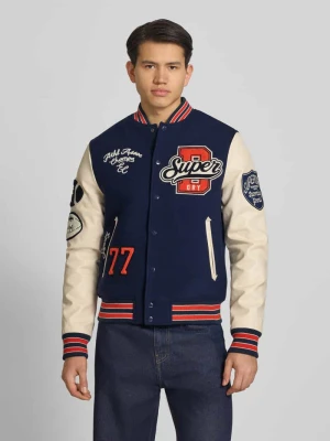 Kurtka w stylu college z naszywkami i wpuszczanymi kieszeniami Superdry