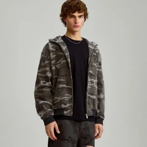 Kurtka we wzór camo z kapturem House