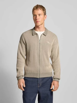 Kurtka z dzianiny z wykładanym kołnierzem i wyhaftowanym logo Pegador