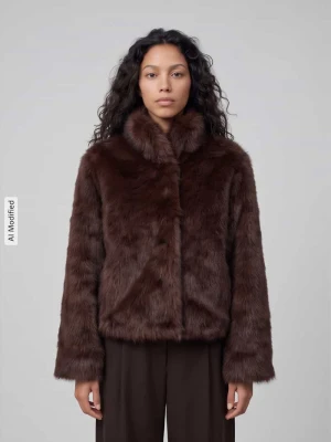 Kurtka z imitacji futra o kroju modern fit z wysoką stójką Vero Moda Ciemnobrązowy