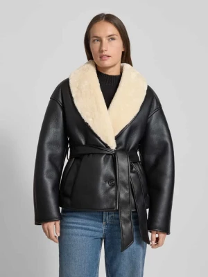 Kurtka z imitacji skóry z wiązanym paskiem model ‘Kathini’ STAND STUDIO