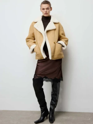 Kurtka z imitacji zamszu z kołnierzem z baranka średni brązowy - Kobieta - - MANGO