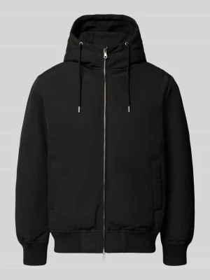 Kurtka z kapturem i wpuszczane kieszenie model 'TRACE' Jack&Jones Czarny