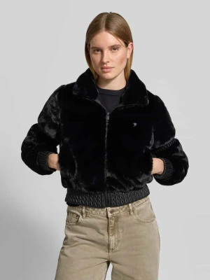 Kurtka ze sztucznego futra ze stójką model 'CARLA' Guess Czarny