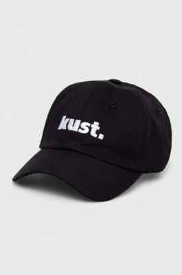 kust. czapka z daszkiem kolor czarny z aplikacją