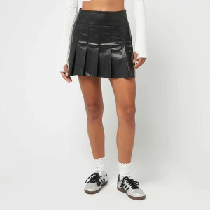 Ladies Synthetic Leather Pleated Skirt, markiUrban Classics, Sukienki i spódnice, w kolorze czarny, rozmiar: