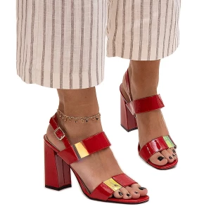 Lakierowane czerwone sandały na słupku Shadan Inna marka