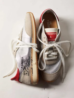Laminowane sneakersy Running SKIN z napisem Patrizia Pepe srebrny