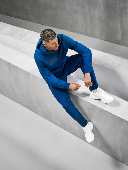 Zdjęcie produktu 4F Spodnie dresowe joggery męskie 4F x Robert Lewandowski - granatowe XL