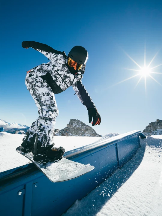 Zdjęcie produktu 4F Spodnie snowboardowe membrana 15000 męskie - czarno-białe L