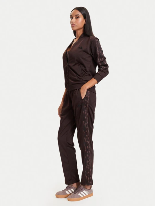 Zdjęcie produktu adidas Dres Essentials 3-Stripes KB8933 Brązowy Regular Fit