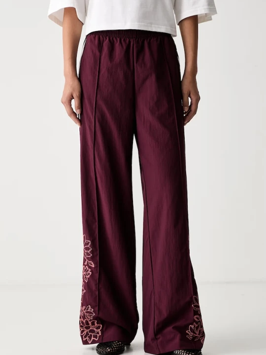 Zdjęcie produktu adidas Originals spodnie dresowe damskie Floral Firebird bordowy