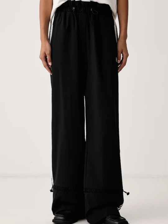 Zdjęcie produktu adidas Originals spodnie dresowe damskie Micro Pleat Injection czarny