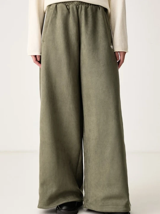 Zdjęcie produktu adidas Originals spodnie wide leg damskie z imitacji zamszu Adilenium Season 6 Faux Suede zielony