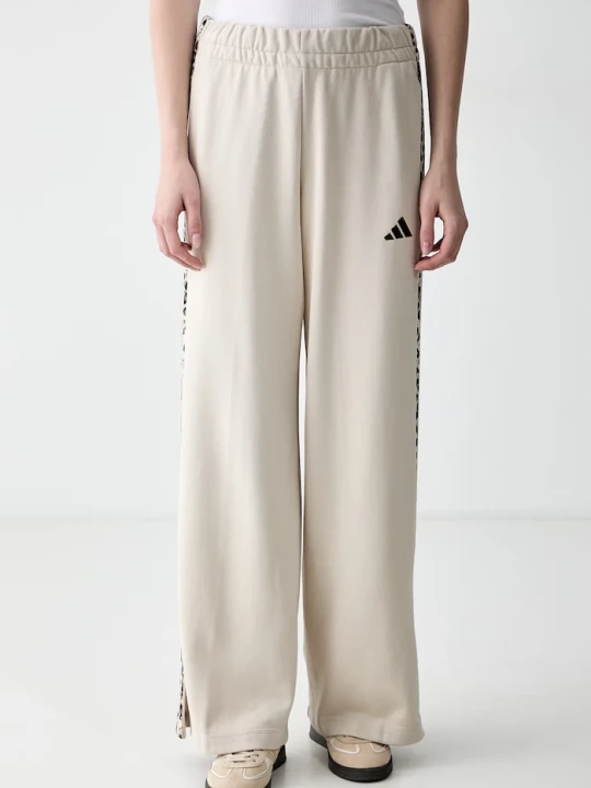 Zdjęcie produktu adidas spodnie dresowe damskie z bawełną Leopard Pack beżowy