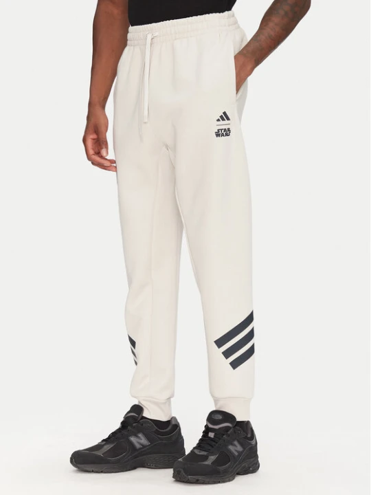 Zdjęcie produktu adidas Spodnie dresowe Star Wars The Mandalorian™ JI5723 Beżowy Regular Fit
