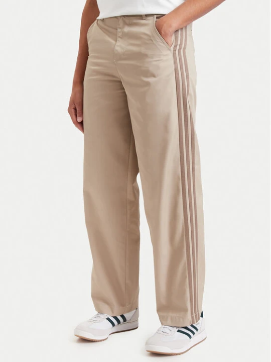 Zdjęcie produktu adidas Spodnie materiałowe 3 Stripes Pleated Trousers KE4175 Beżowy Regular Fit
