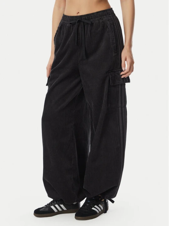Zdjęcie produktu adidas Spodnie materiałowe Corduroy 3S Cargo KQ6429 Czarny Relaxed Fit