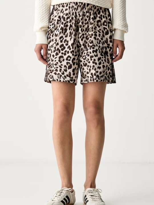 Zdjęcie produktu adidas szorty dresowe damskie z bawełną Leopard Pack beżowy