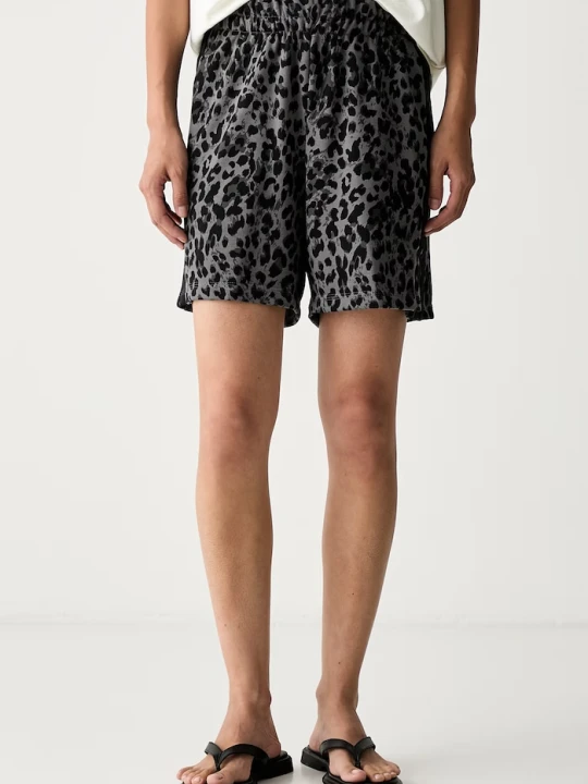 Zdjęcie produktu adidas szorty dresowe damskie z bawełną Leopard Pack szary