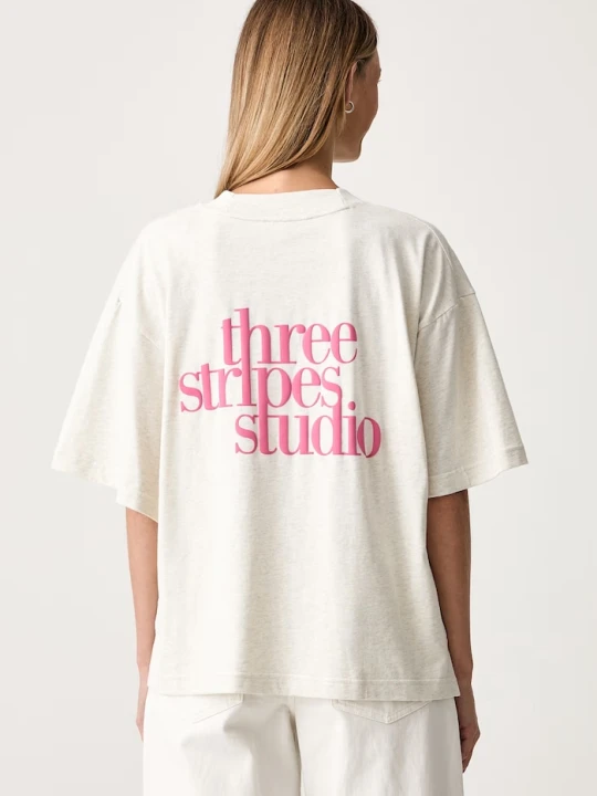 Zdjęcie produktu adidas T-shirt oversize damski bawełniany Essentials beżowy