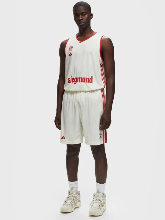 Zdjęcie produktu adidas Top sportowy "FC Bayern Basketball" w kolorze kremowym rozmiar: M