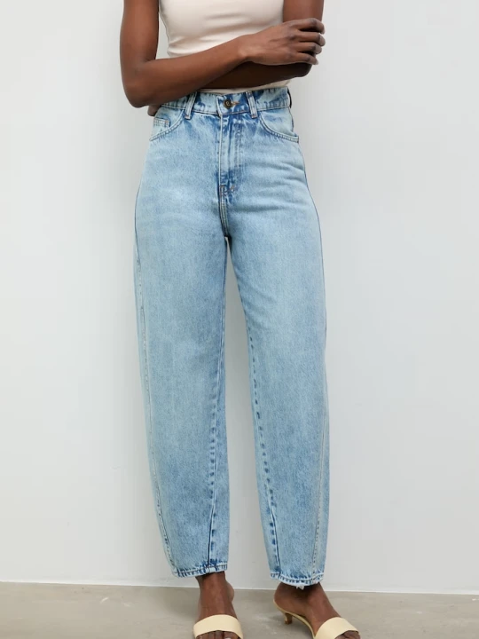 Zdjęcie produktu Answear.LAB jeansy mom fit damskie niebieski