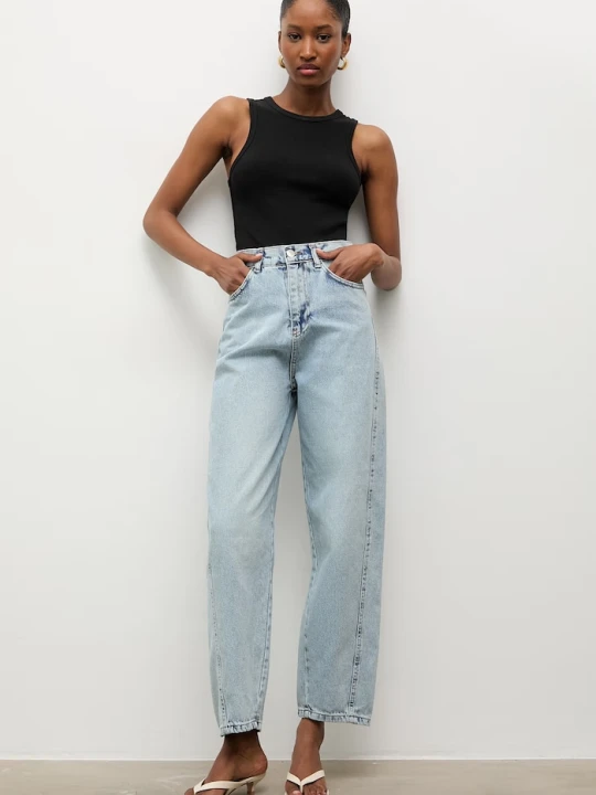 Zdjęcie produktu Answear.LAB jeansy mom fit damskie granatowy