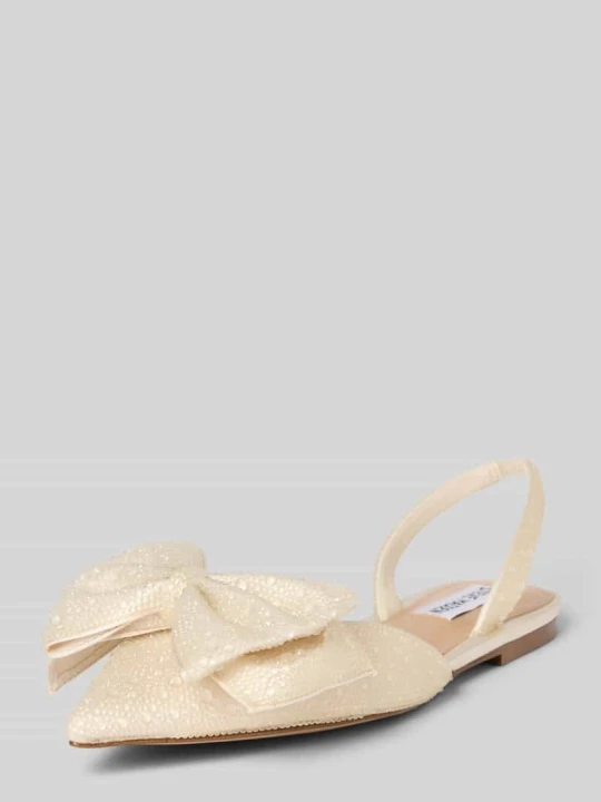 Zdjęcie produktu Baleriny w stylu pasek z tyłu z obszyciem ozdobnymi kamieniami model 'Cardi' Steve Madden Złamany biały
