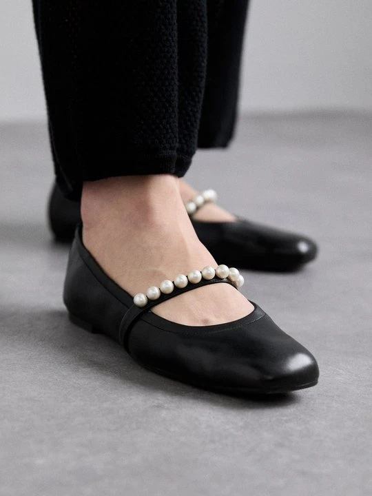 Zdjęcie produktu Baleriny z zapięciem Stuart Weitzman czarny
