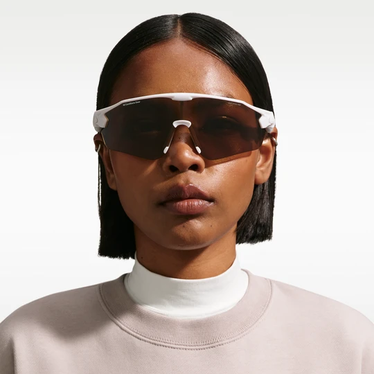 Zdjęcie produktu Barwione okulary przeciwsłoneczne do aktywności w terenie Nike ACG Vista Peak - Szary