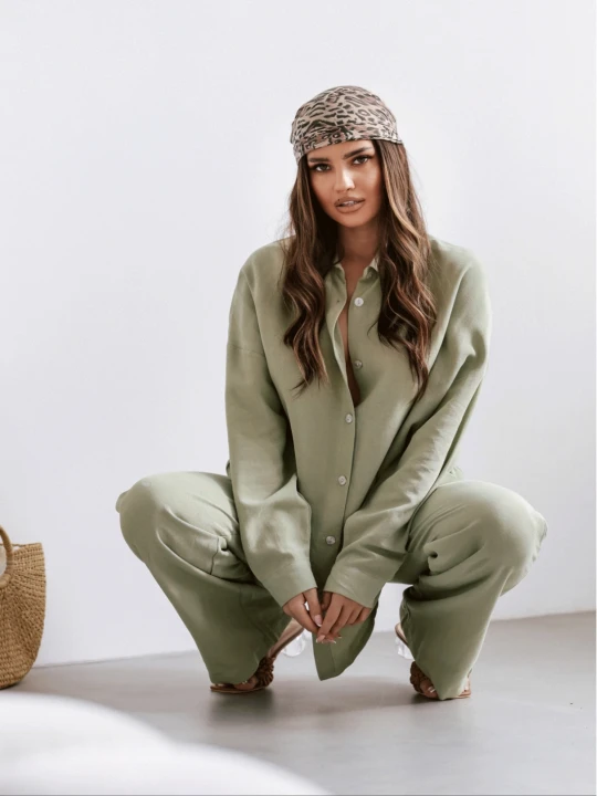 Zdjęcie produktu Bawełniany komplet koszula i szerokie spodnie SURI - khaki  magmac 