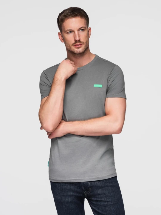 Zdjęcie produktu Bawełniany męski t-shirt z zieloną naszywką na piersi – szary V1 - Rozmiar: S Ombre Clothing