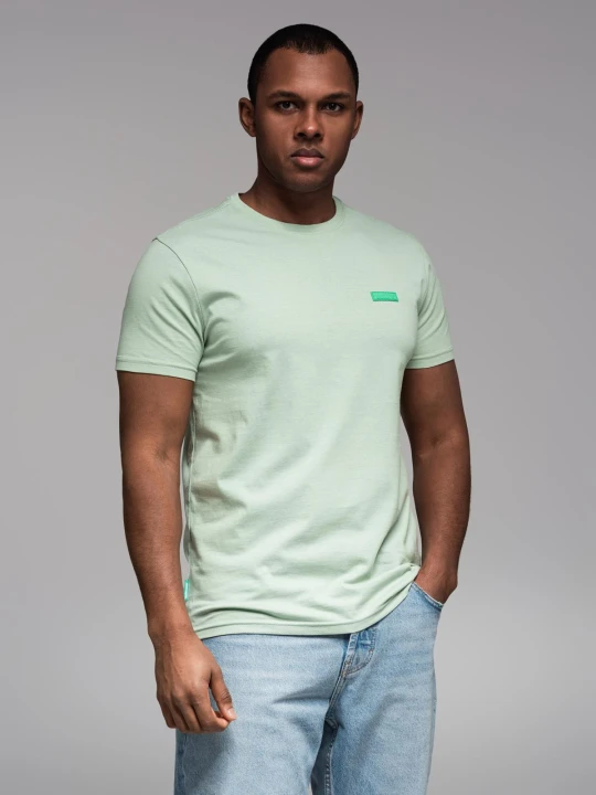 Zdjęcie produktu Bawełniany t-shirt męski z zieloną naszywką na piersi – miętowy V4 - Rozmiar: S Ombre Clothing