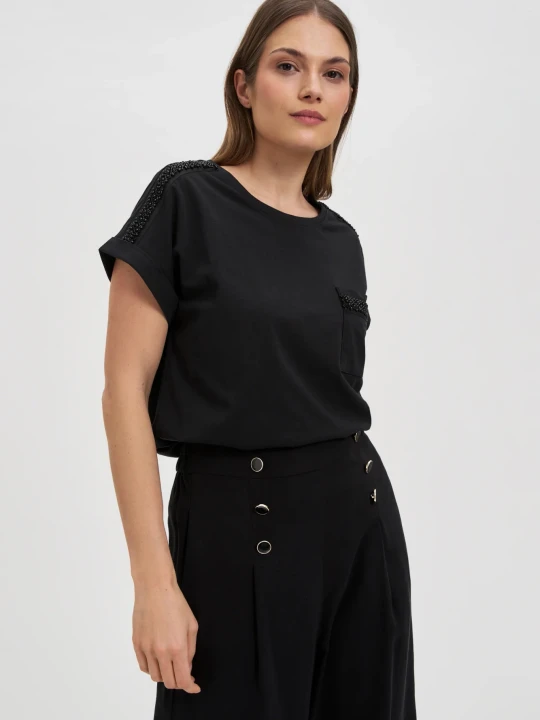 Zdjęcie produktu Bawełniany t-shirt ozdobiony koralikami czarny Moodo