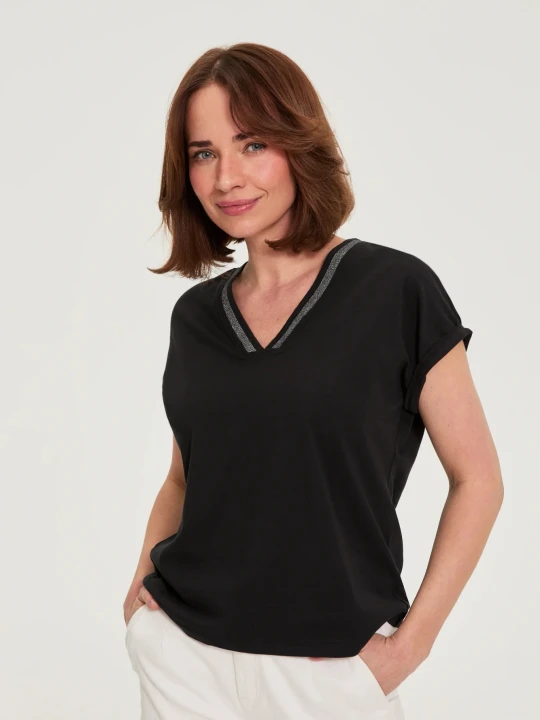 Zdjęcie produktu Bawełniany t-shirt z dekoltem w serek czarny Moodo