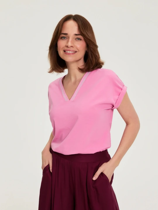 Zdjęcie produktu Bawełniany t-shirt z dekoltem w serek różowy Moodo