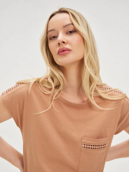 Zdjęcie produktu Bawełniany t-shirt z kieszonką brązowy Moodo