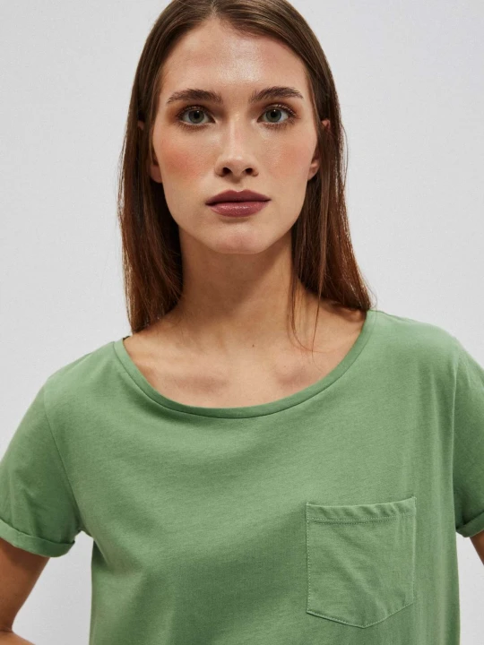 Zdjęcie produktu Bawełniany t-shirt z okrągłym dekoltem i kieszkonką oliwkowy Moodo