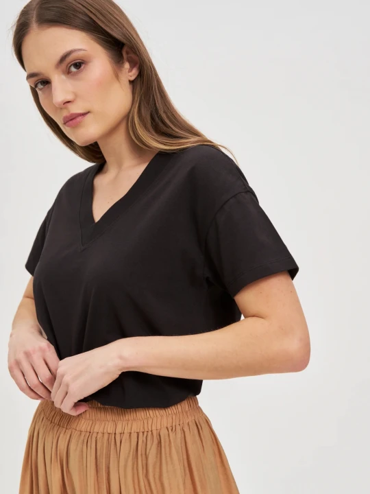 Zdjęcie produktu Bawełniany t-shirt z dekoltem w serek czarny Moodo