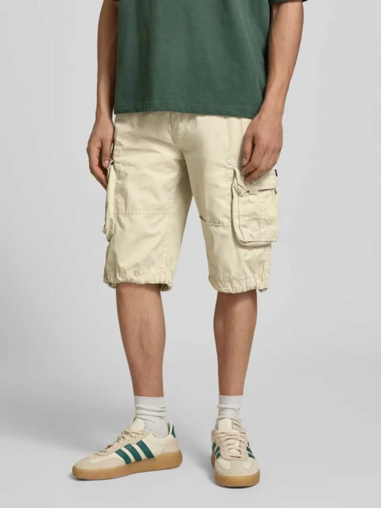 Zdjęcie produktu bermudy z kieszeniami z patką i wyhaftowanym logo Alpha Industries Złamany biały