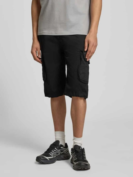 Zdjęcie produktu bermudy z kieszeniami z patką i wyhaftowanym logo Alpha Industries Czarny