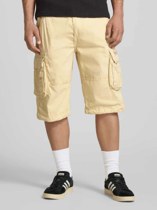 Zdjęcie produktu bermudy z kieszeniami z patką i wyhaftowanym logo Alpha Industries Beżowy