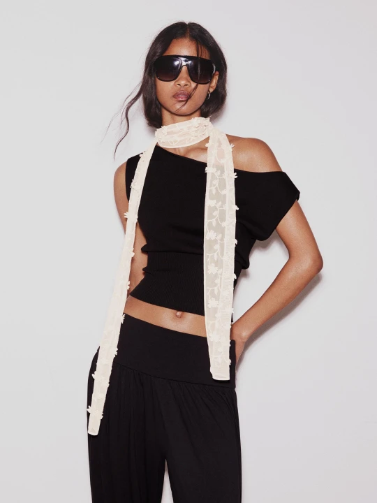 Zdjęcie produktu Bershka Apaszka Z Krawatowym Nadrukiem I Haftem Kobieta Biały