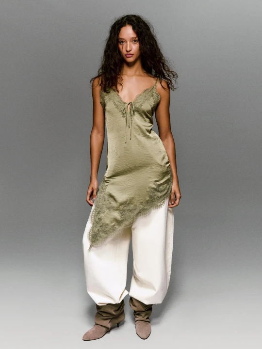 Zdjęcie produktu Bershka Asymetryczna Sukienka Mini Z Satyny Kobieta Khaki