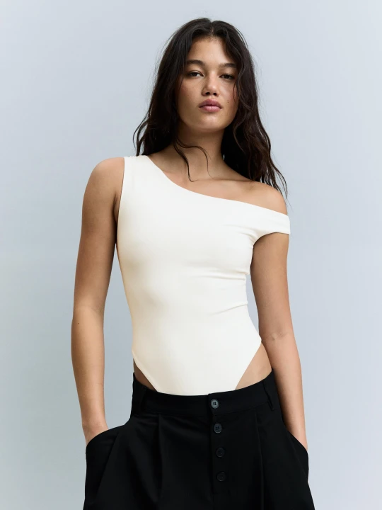 Zdjęcie produktu Bershka Asymetryczne Body Z Marszczonym Ramiączkiem Kobieta Kremowy