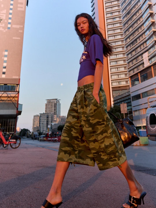 Zdjęcie produktu Bershka Bermudy Cargo Z Nadrukiem Kobieta Khaki